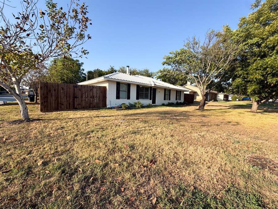 Property photo for 616 E Avenue E, Midlothian, TX