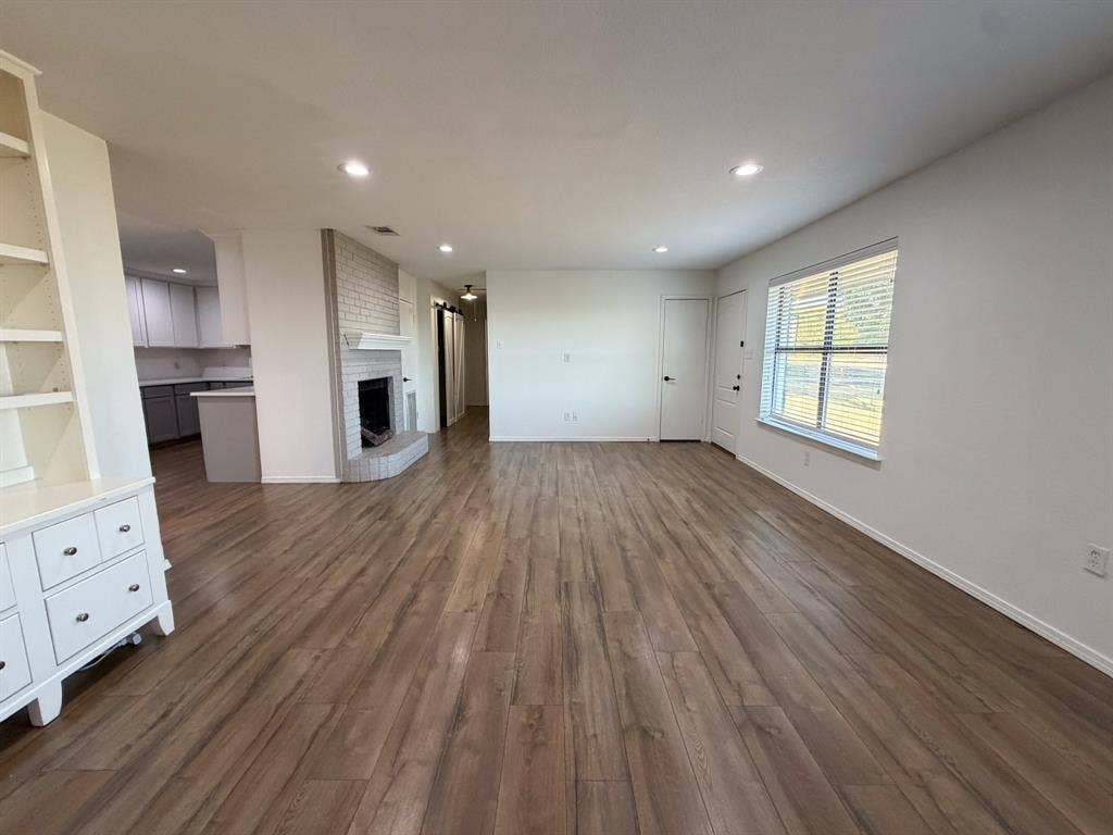 616 E Avenue E, Midlothian, TX 76065 616 E Avenue E, Midlothian, TX 76065