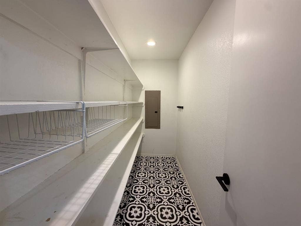 616 E Avenue E, Midlothian, TX 76065 616 E Avenue E, Midlothian, TX 76065