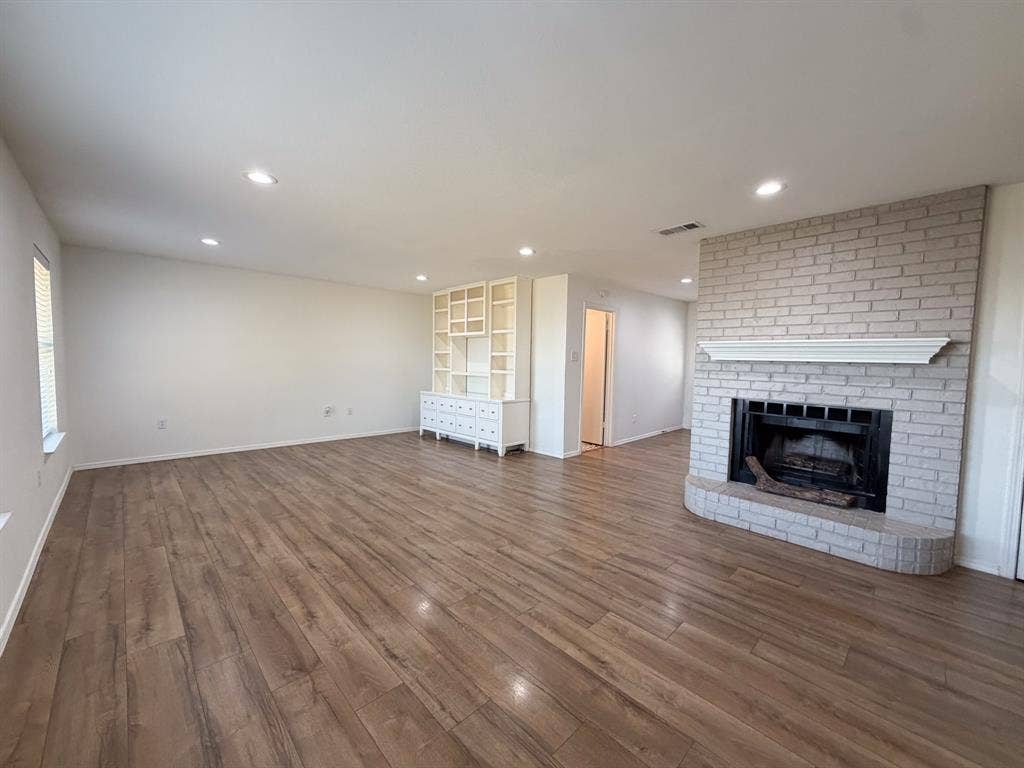 616 E Avenue E, Midlothian, TX 76065 616 E Avenue E, Midlothian, TX 76065