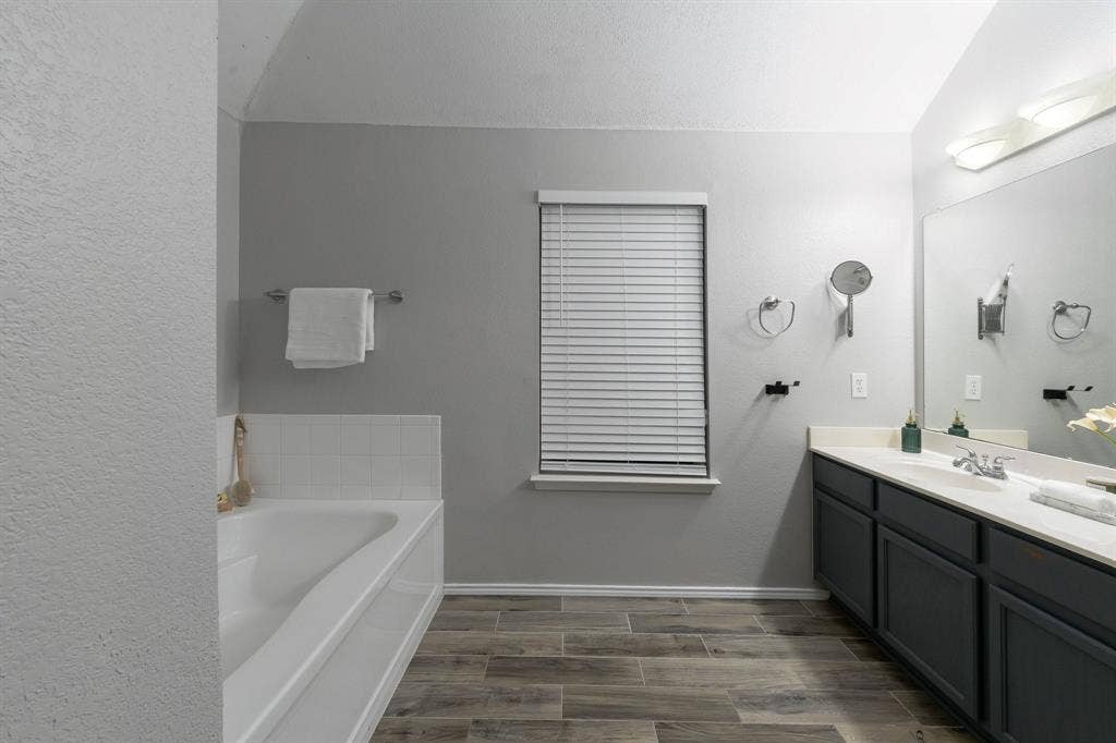 215 Longhorn Trail, Grand Prairie, TX 75052 Deep soaking tub with subway tile surround