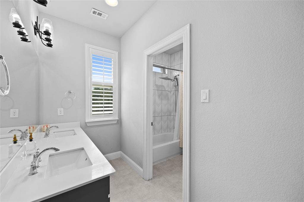 shared ensuite jack & jill bathroom