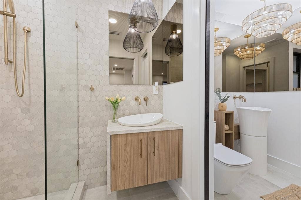 4624 Willow Lane, Dallas, TX 75244 Secondary bathroom