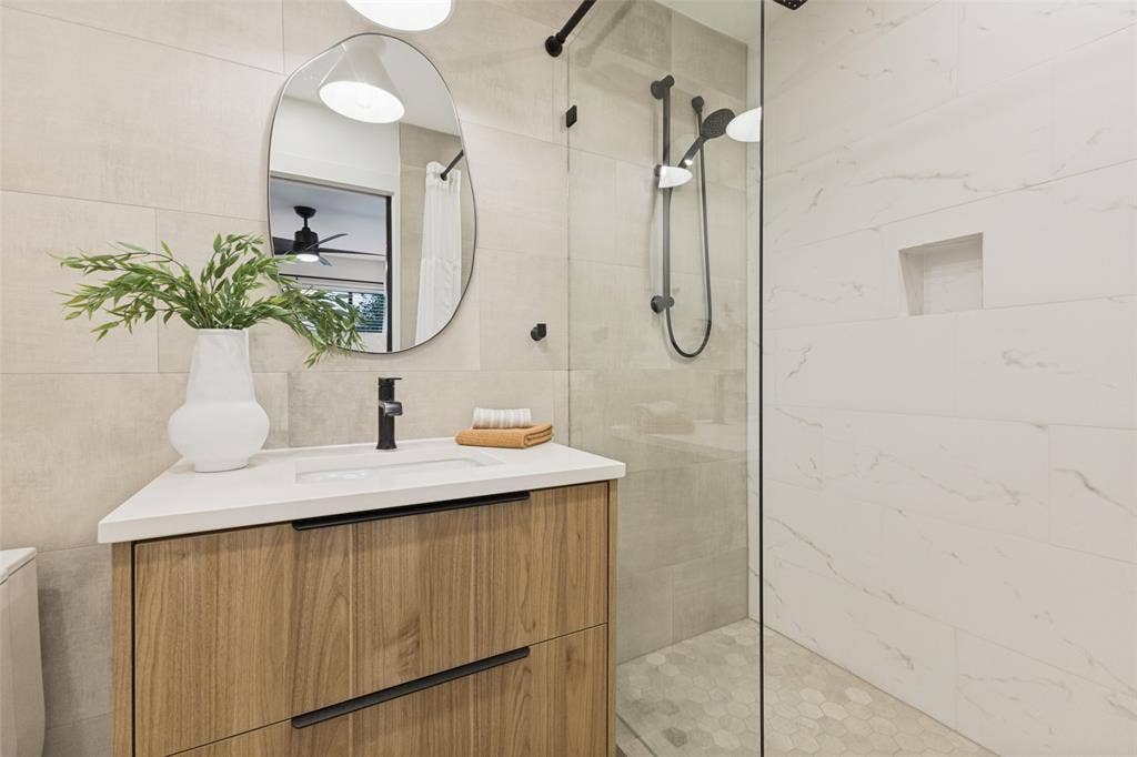 4624 Willow Lane, Dallas, TX 75244 Secondary bath