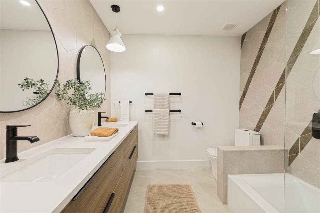 4624 Willow Lane, Dallas, TX 75244 Secondary bathroom