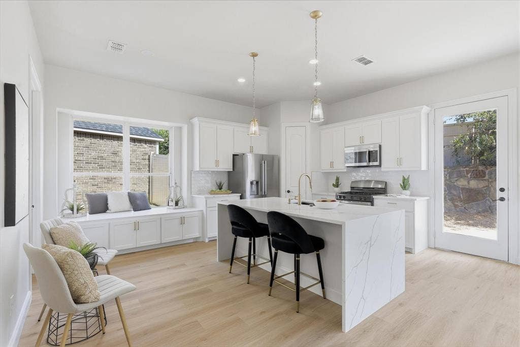 2600 Almanzor Avenue, Irving, TX 75062 2600 Almanzor Avenue, Irving, TX 75062