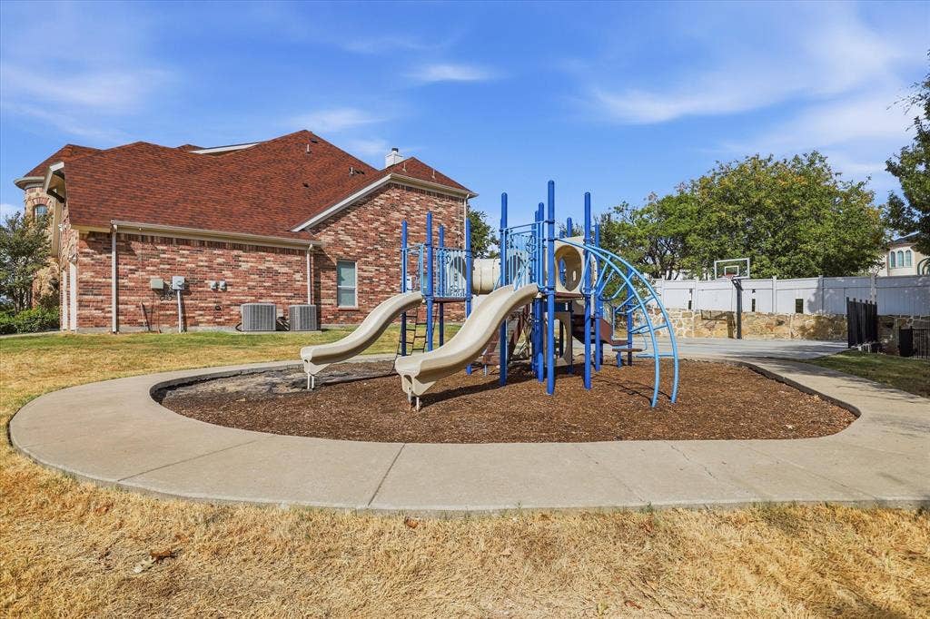 2600 Almanzor Avenue, Irving, TX 75062 2600 Almanzor Avenue, Irving, TX 75062