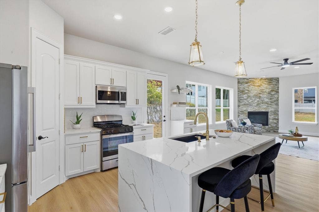2600 Almanzor Avenue, Irving, TX 75062 2600 Almanzor Avenue, Irving, TX 75062