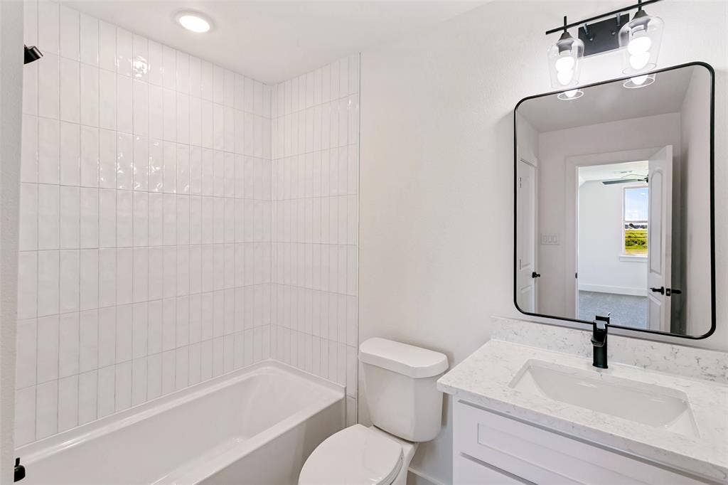 6951 Eagle Creek Drive, Godley, TX 76044 Upstairs Full Bathnroom