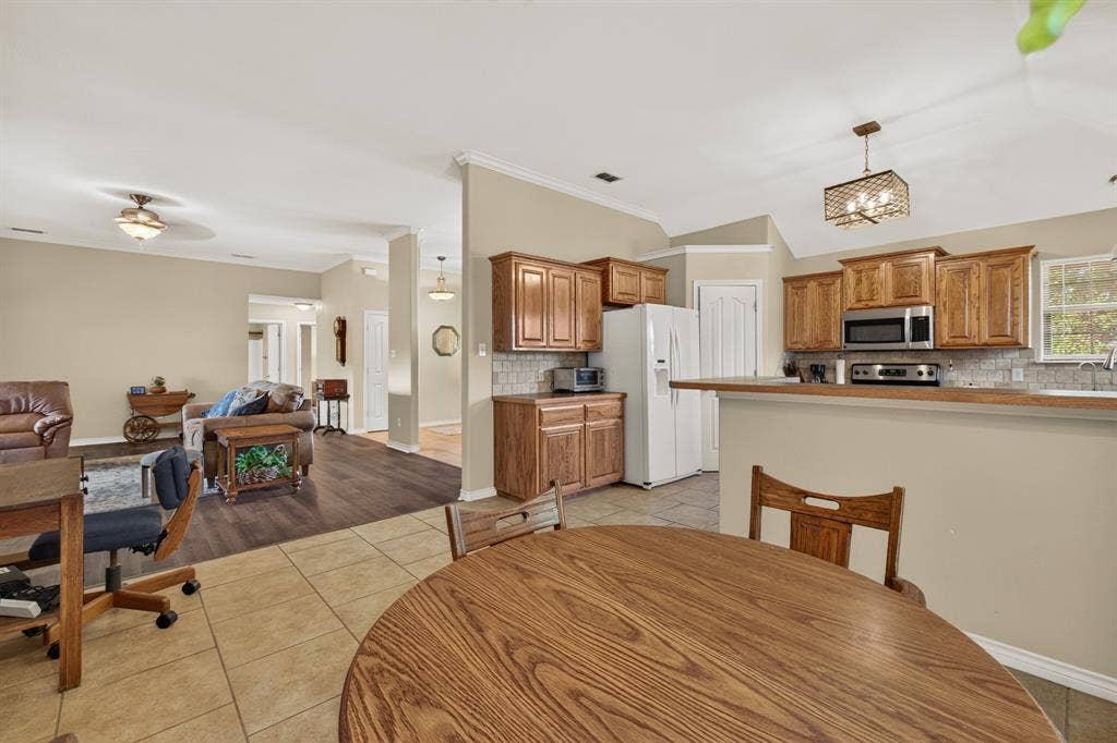 7033 Waterway Lane, Abilene, TX 79606 7033 Waterway Lane, Abilene, TX 79606