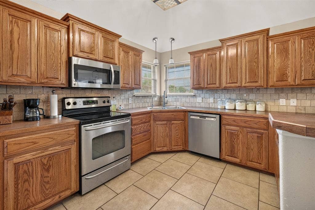 7033 Waterway Lane, Abilene, TX 79606 7033 Waterway Lane, Abilene, TX 79606