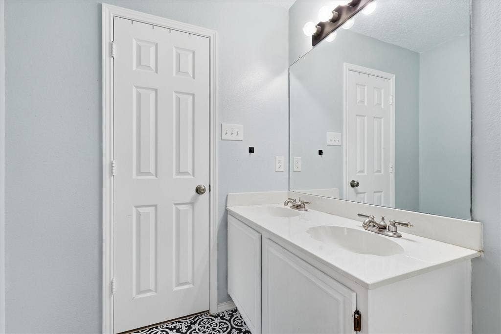6025 Kimberly Court, Haltom City, TX 76137 6025 Kimberly Court, Haltom City, TX 76137