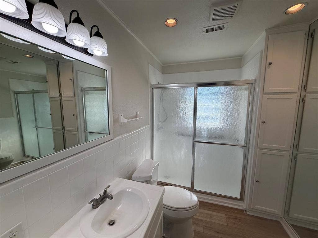 5609 Baylor Avenue, River Oaks, TX 76114 5609 Baylor Avenue, River Oaks, TX 76114