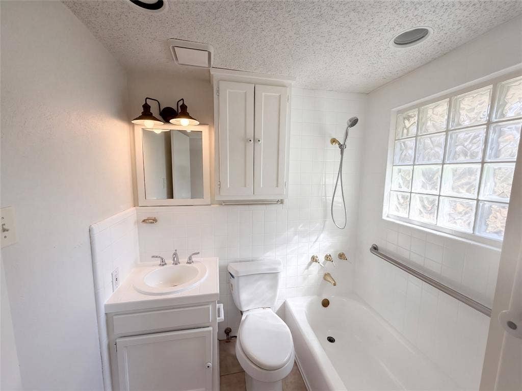 5609 Baylor Avenue, River Oaks, TX 76114 5609 Baylor Avenue, River Oaks, TX 76114