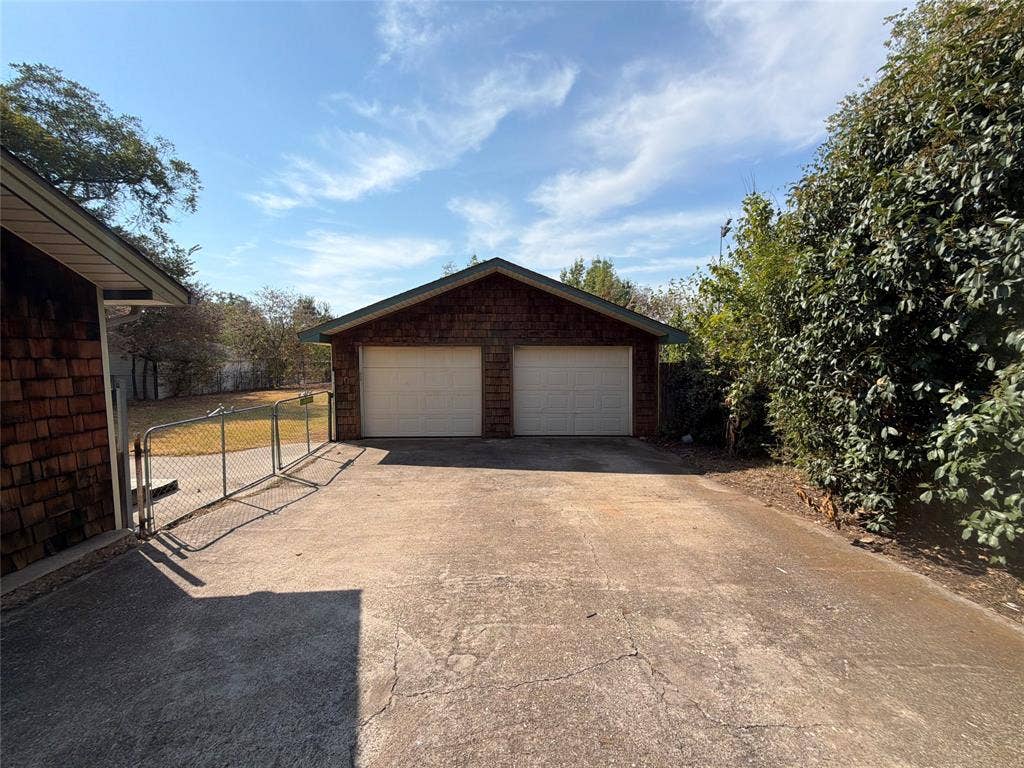 5609 Baylor Avenue, River Oaks, TX 76114 5609 Baylor Avenue, River Oaks, TX 76114