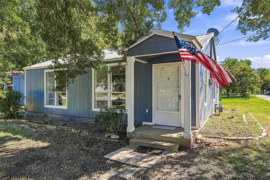 Property photo for 2530 W Elm Street, Denison, TX