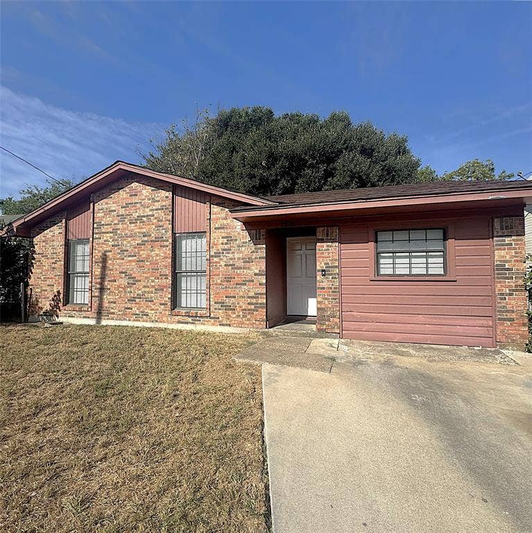 Property photo for 1320 S Rockwall Avenue, Terrell, TX