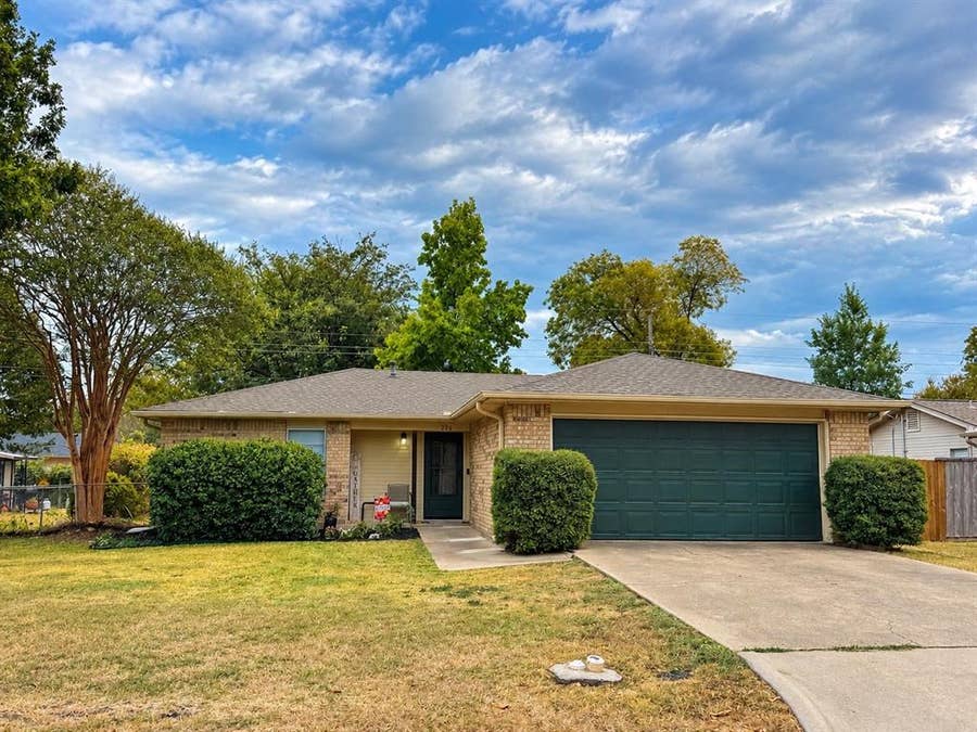 Property photo for 220 Etta Avenue, Waxahachie, TX