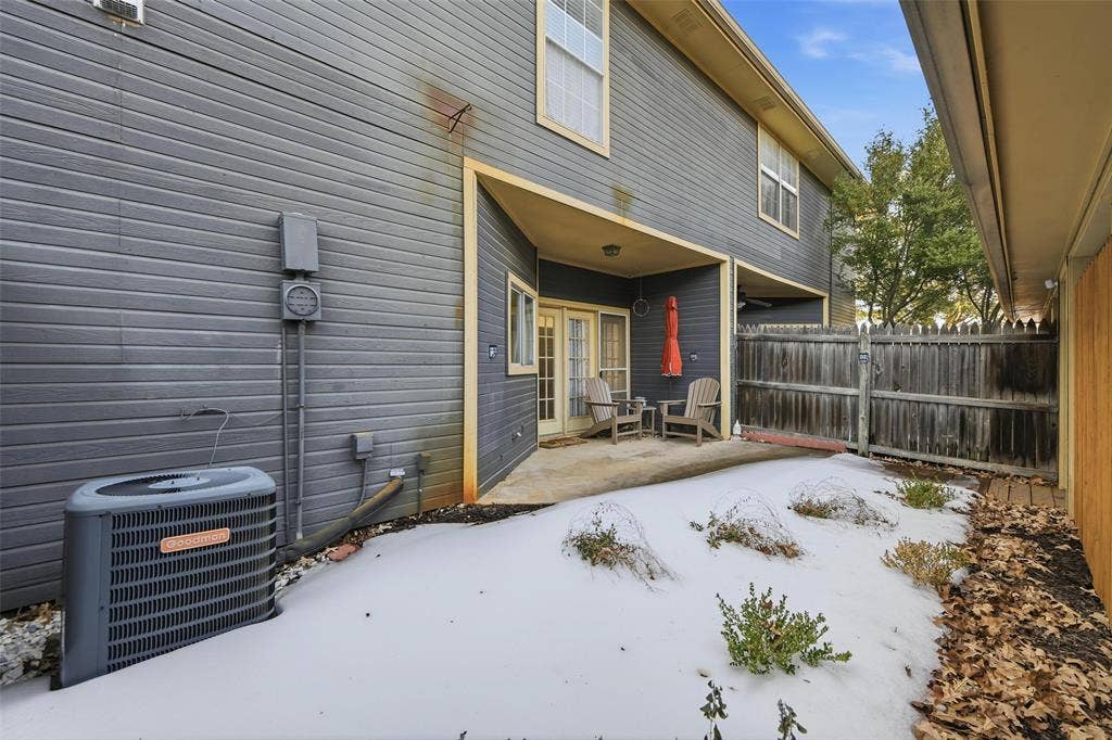 Covered patio with concrete flooring