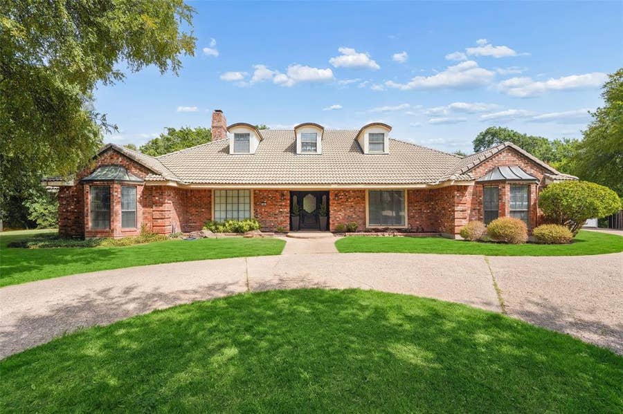 Property photo for 803 Green Tree Court, Duncanville, TX