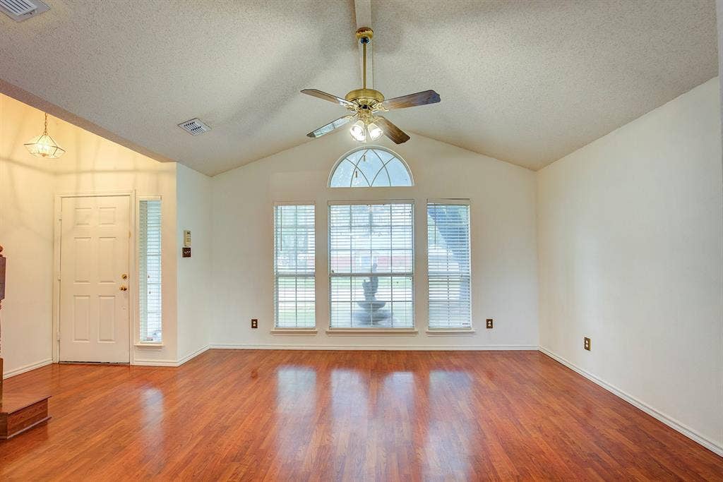 230 Brittany Drive, Euless, TX 76039 230 Brittany Drive, Euless, TX 76039