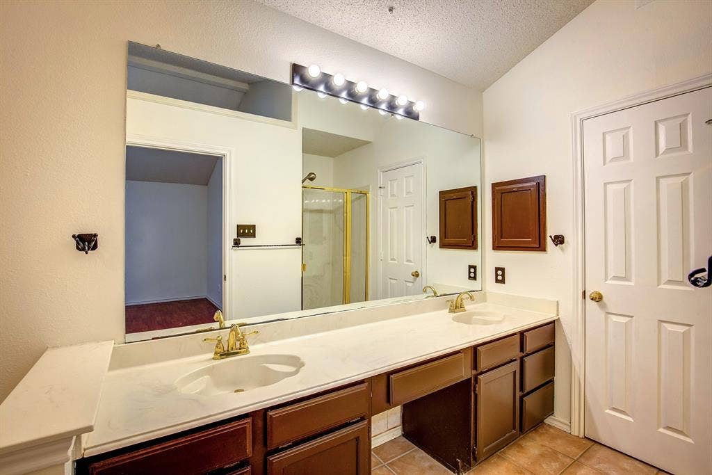 230 Brittany Drive, Euless, TX 76039 230 Brittany Drive, Euless, TX 76039