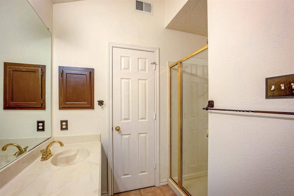 230 Brittany Drive, Euless, TX 76039 230 Brittany Drive, Euless, TX 76039