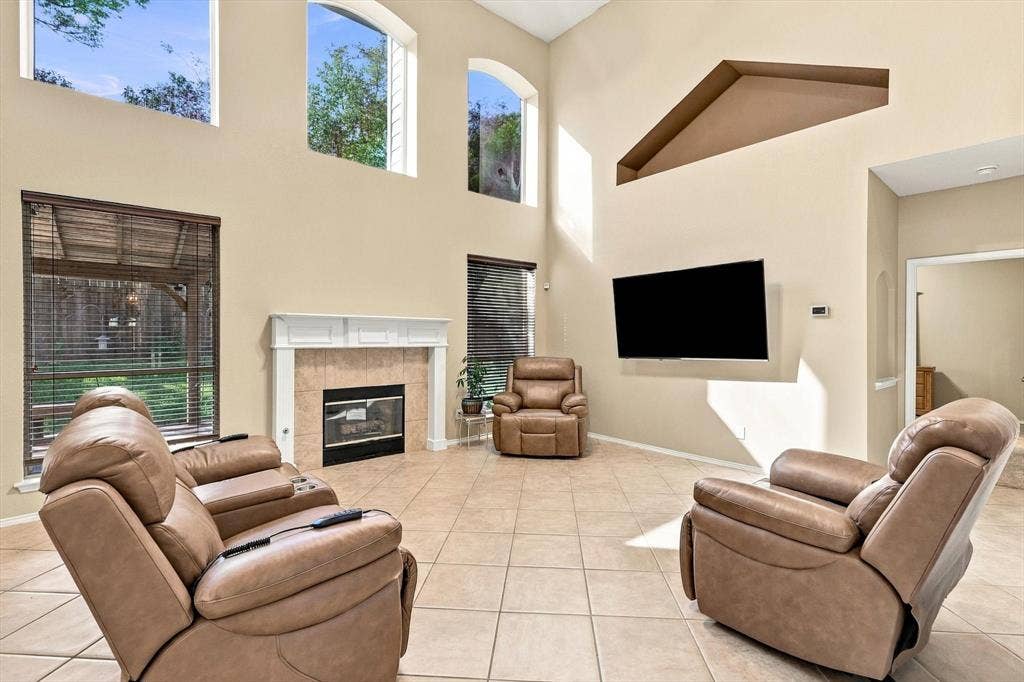 103 Deerpath Road, Hickory Creek, TX 75065 Vaulted ceiling with multiple upper windows