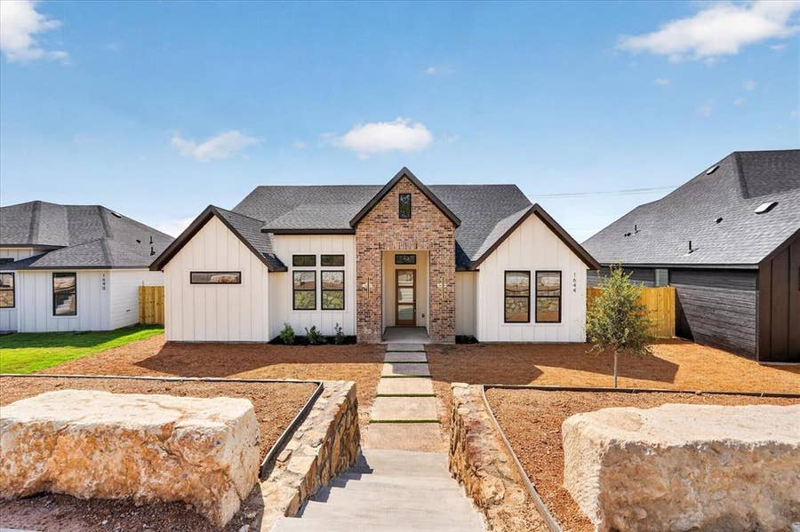 Property photo for 1644 W Wintergreen Road, Lancaster, TX