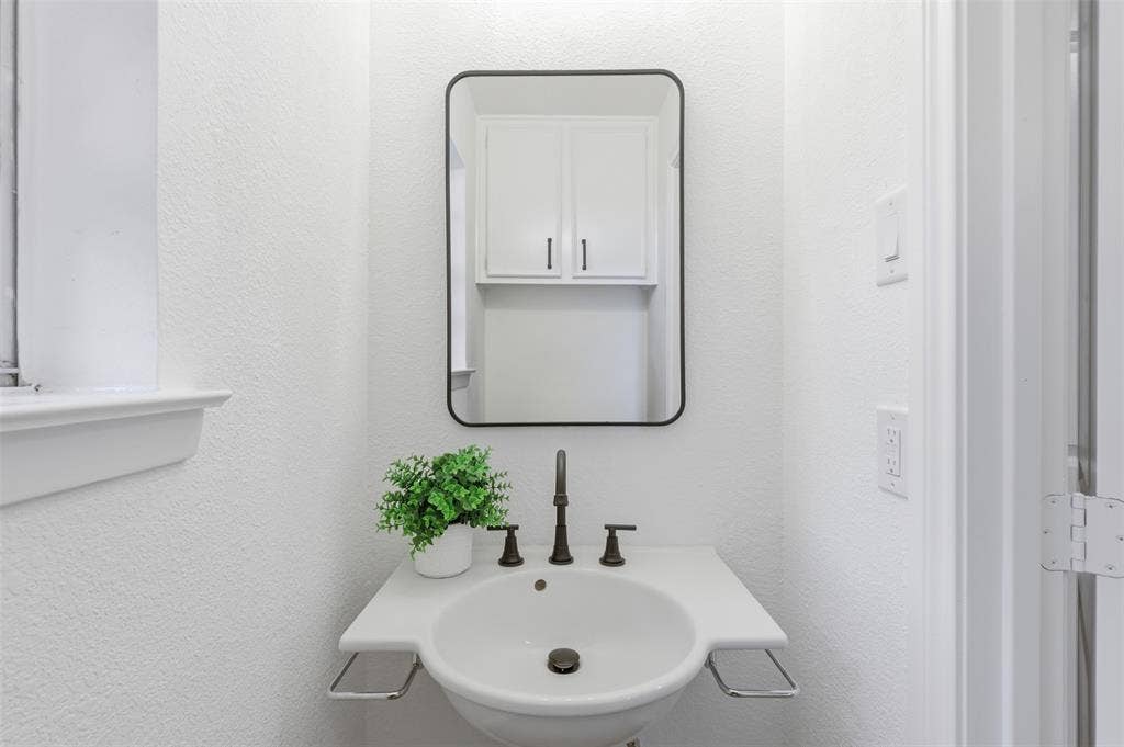 5427 Banting Way, Dallas, TX 75227 Powder bath