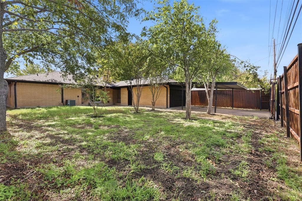 5427 Banting Way, Dallas, TX 75227 Spacious backyard