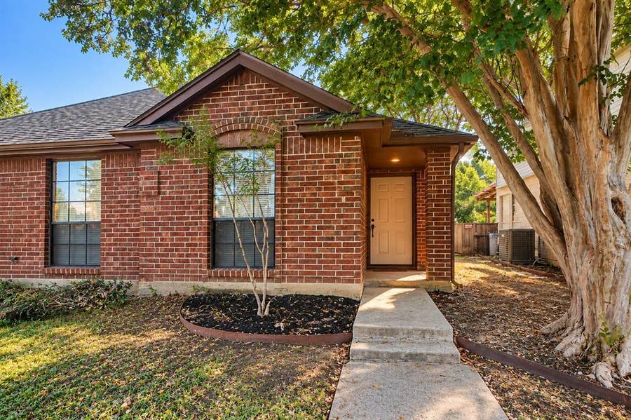 Property photo for 5531 Whisper Glen Drive, Arlington, TX