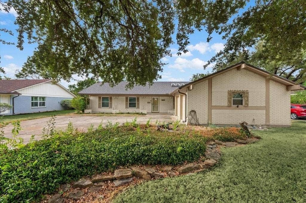 8933 Kincaid Drive, Benbrook, TX 76116 8933 Kincaid Drive, Benbrook, TX 76116