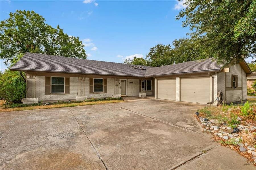 Property photo for 8933 Kincaid Drive, Benbrook, TX