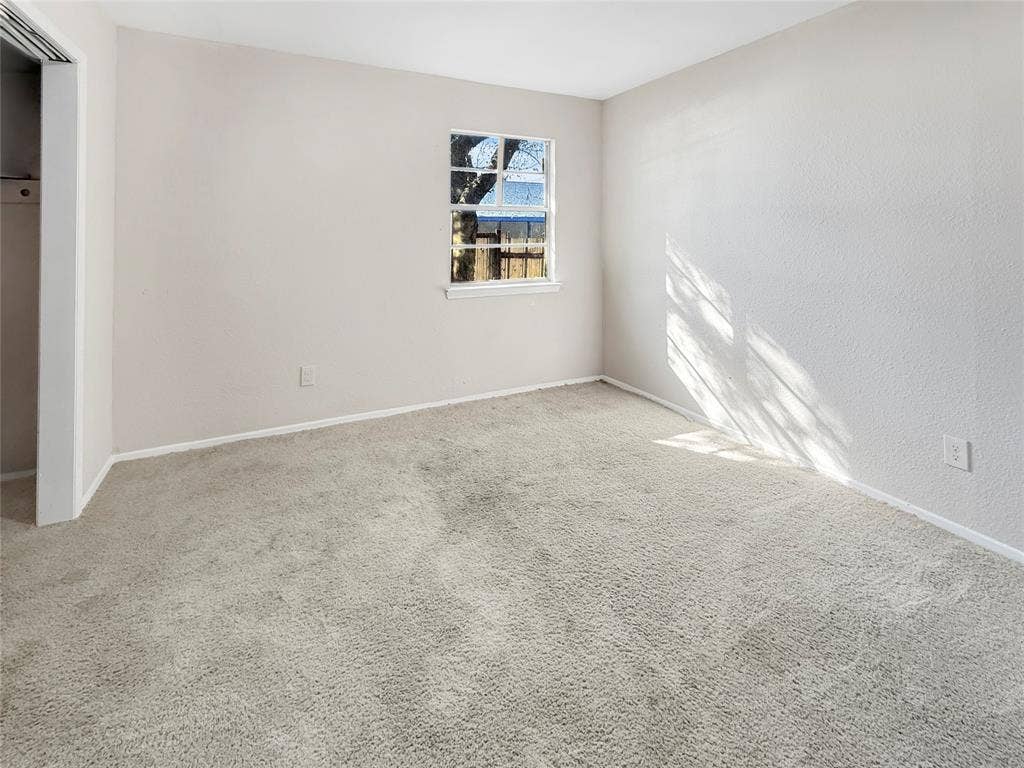 Soft gray wall-to-wall carpeting