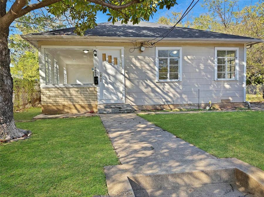 Property photo for 1009 E 11th Street, Dallas, TX