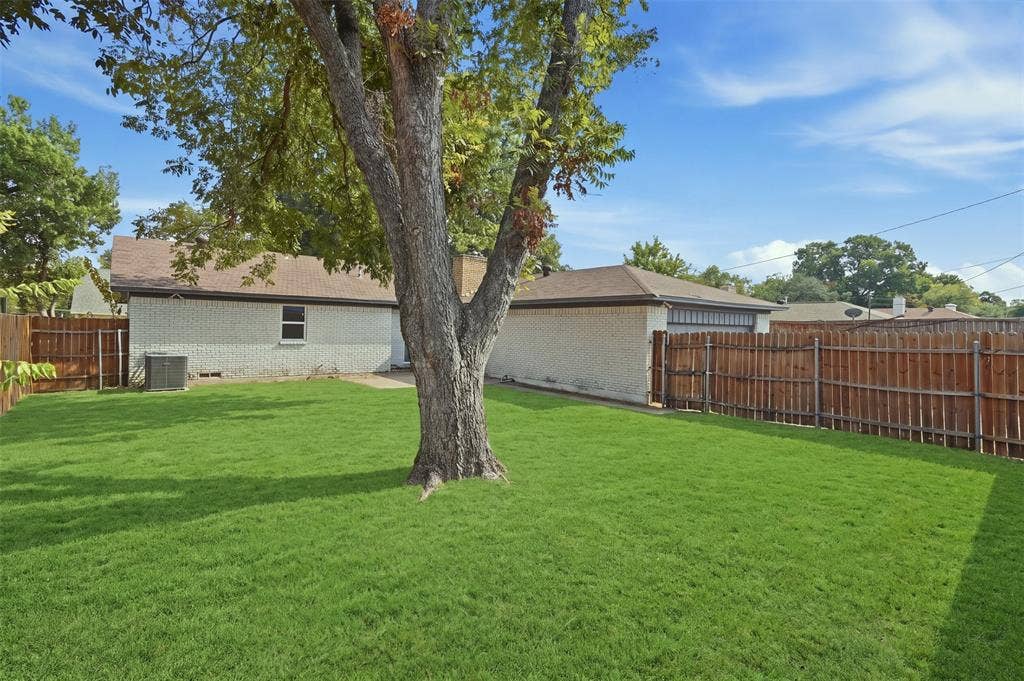 5221 Elkridge Drive, Dallas, TX 75227 Huge grassy backyard space