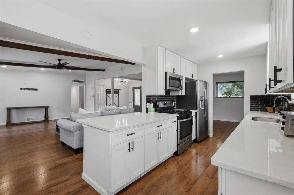 5221 Elkridge Drive, Dallas, TX 75227 Updated kitchen