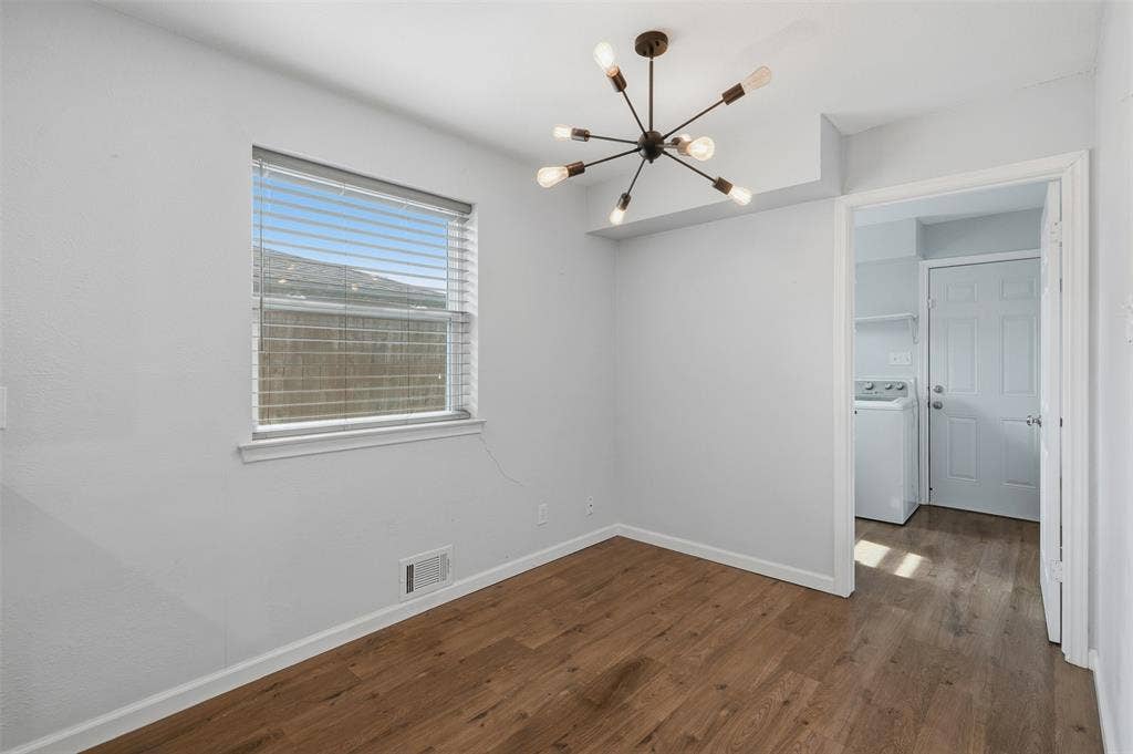 5221 Elkridge Drive, Dallas, TX 75227 Breakfast nook