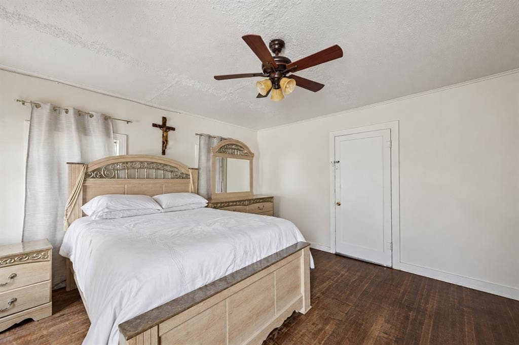 2928 Aster Street, Dallas, TX 75211 left side of duplex