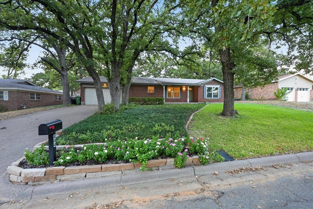 844 Woodcrest Drive, Hurst, TX 76053 844 Woodcrest Drive, Hurst, TX 76053