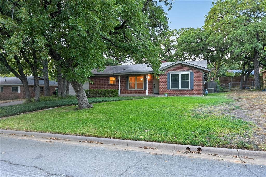 844 Woodcrest Drive, Hurst, TX 76053 844 Woodcrest Drive, Hurst, TX 76053