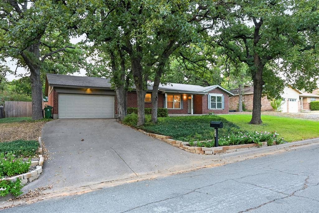 844 Woodcrest Drive, Hurst, TX 76053 844 Woodcrest Drive, Hurst, TX 76053