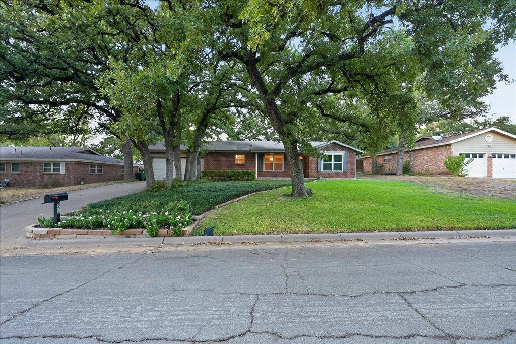 844 Woodcrest Drive, Hurst, TX 76053 844 Woodcrest Drive, Hurst, TX 76053