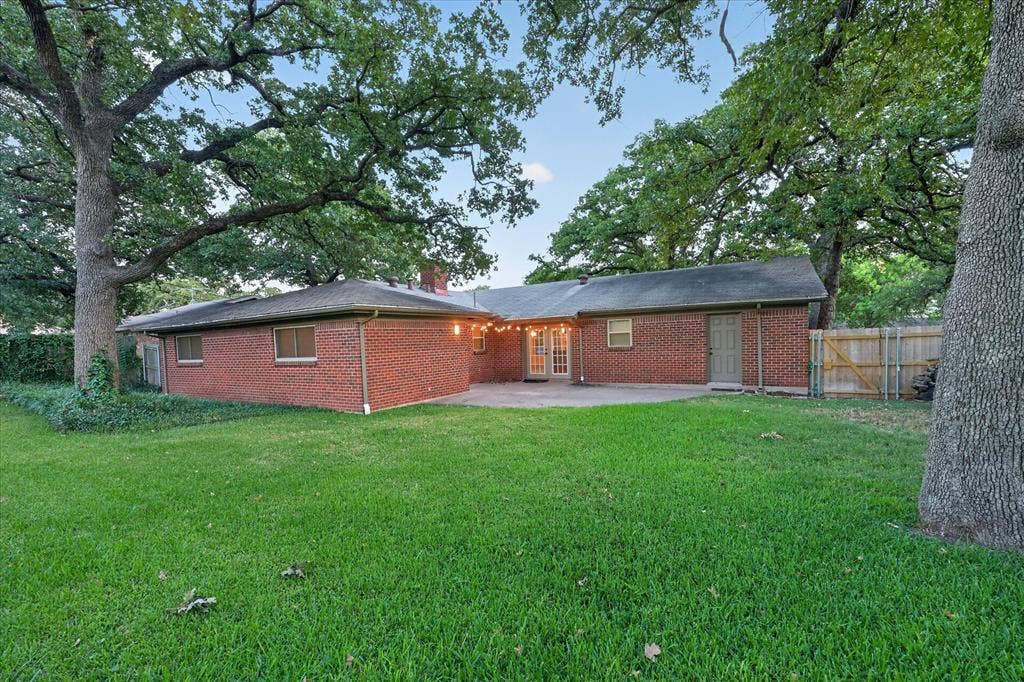 844 Woodcrest Drive, Hurst, TX 76053 844 Woodcrest Drive, Hurst, TX 76053
