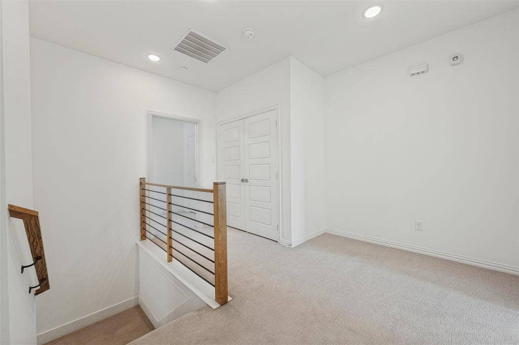 2008 Bethlehem Street, Irving, TX 75061 Upstairs Landing Area between bedrooms. Laundry upstairs.