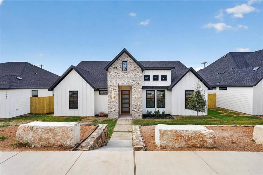 Property photo for 1656 W Wintergreen Road, Lancaster, TX