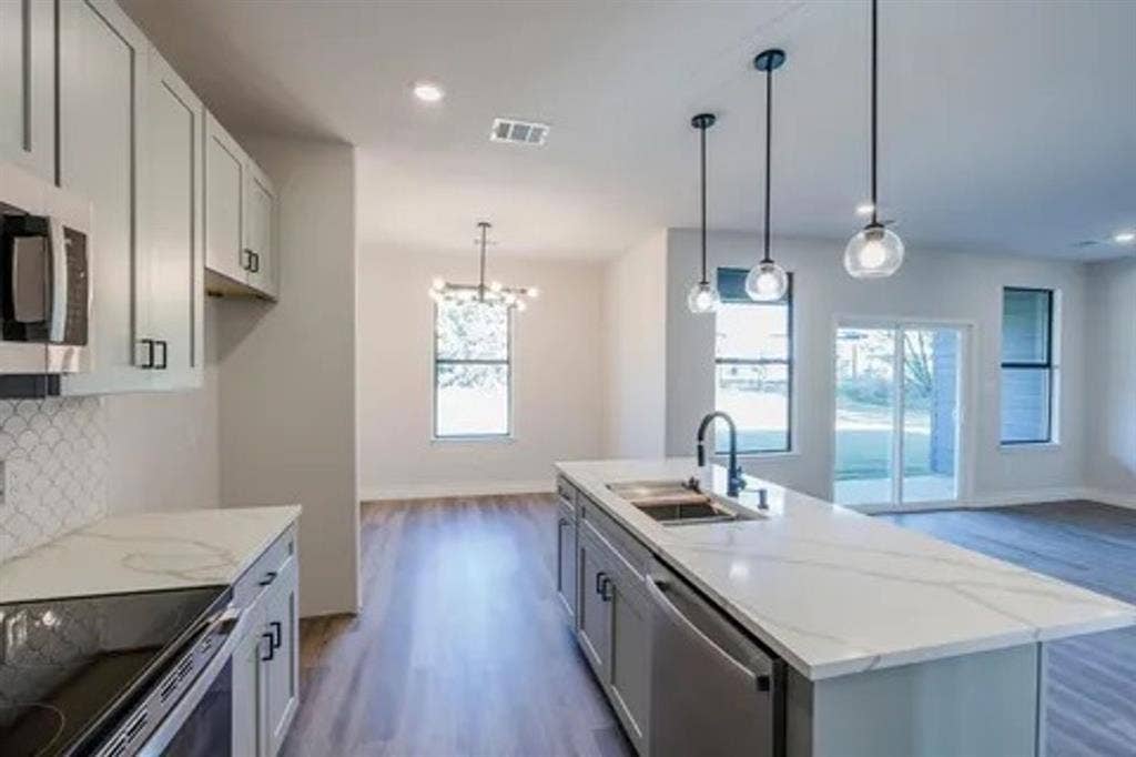 5713 Stonegate Circle, Granbury, TX 76048 5713 Stonegate Circle, Granbury, TX 76048