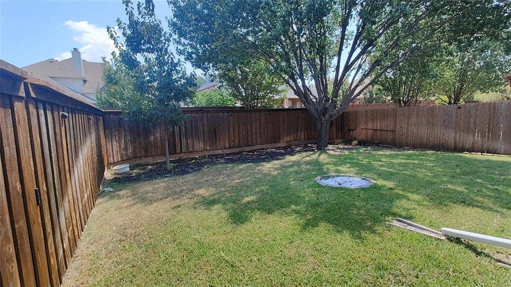 7004 Canyonbrook Drive, Plano, TX 75074 Fenced backyard featuring mature trees and a manicured lawn