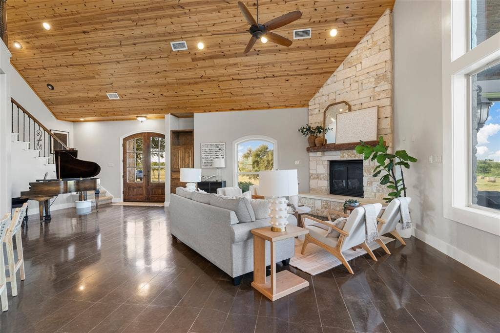 15949 E US Highway 190, Rogers, TX 76569